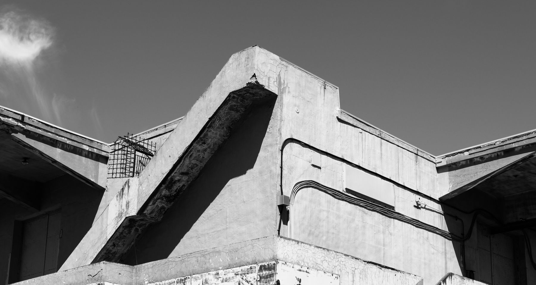 Abstrakte Linien und Schatten einer urbanen Struktur
