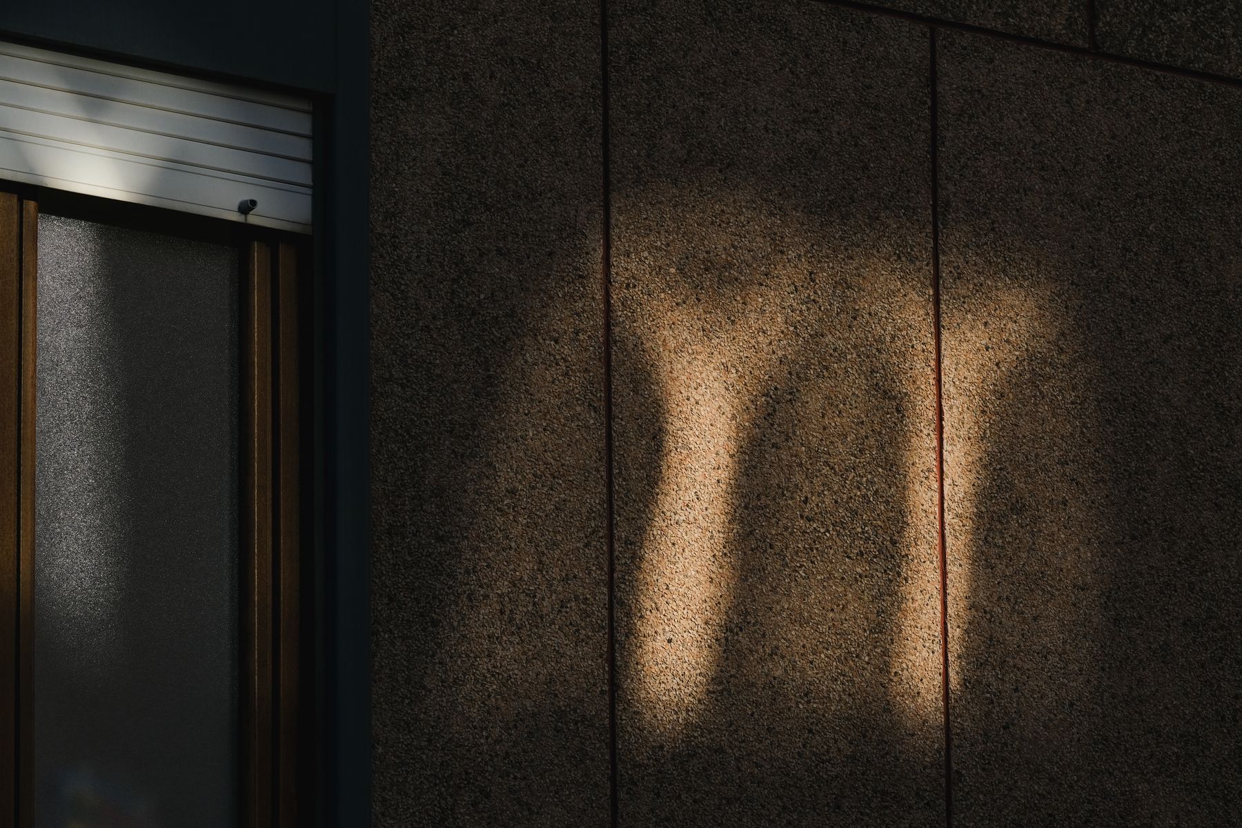Abstraktes Spiel aus Licht, Schatten und Material